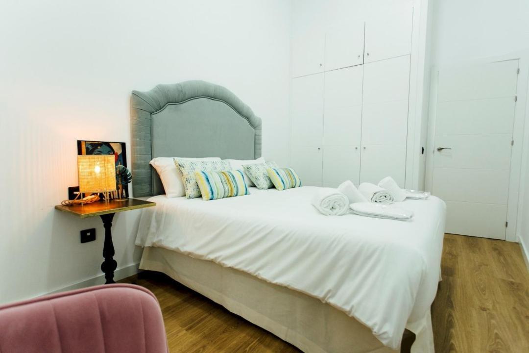 Modern With Seasonal Swimming Pool- 1Bd 1Bth- Goyeneta Apartment Севиля Екстериор снимка